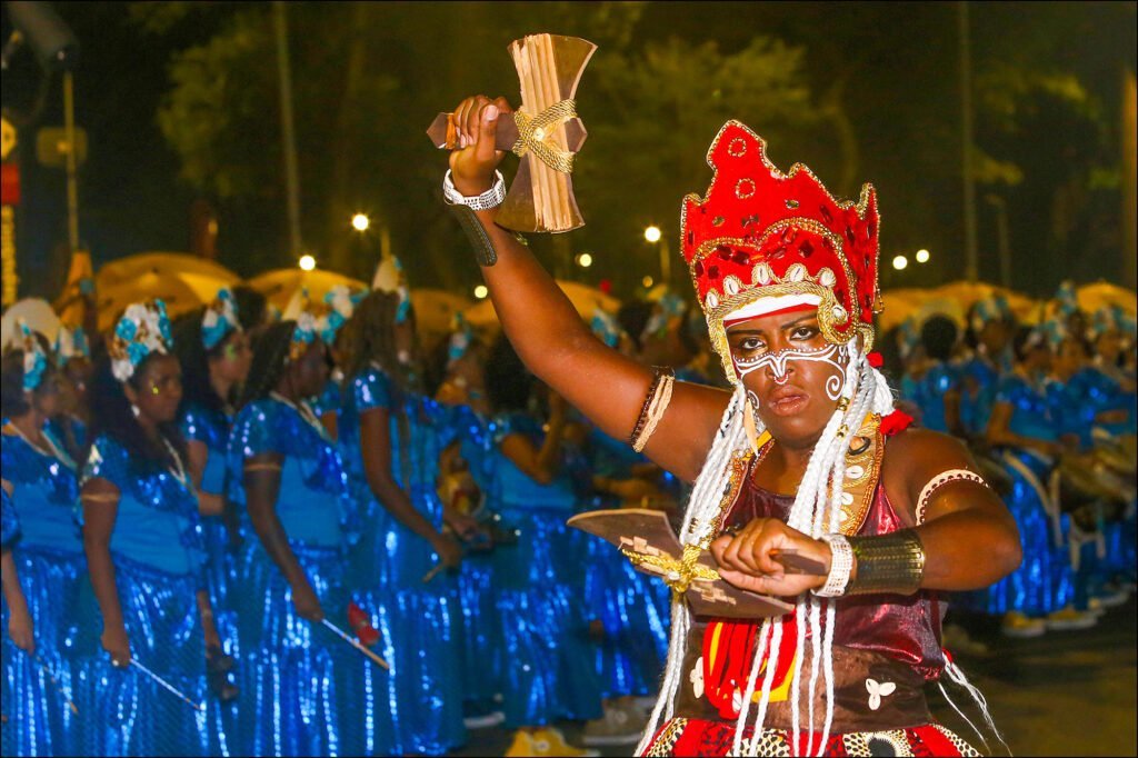 São Paulo  ( SP ) 21/02/2020 - Carnaval 2020 - 16° Cortejo do Bloco Afro Ilú Obá de Min com " Lia de Itamaracá ", pelas ruas do centro. Na foto, Cibelle de Paula   . Foto, Eliária Andrade